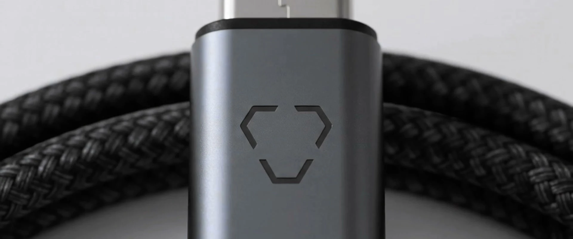 Guscio in alluminio del connettore NEXUS con il logo 2NDRUNNER inciso